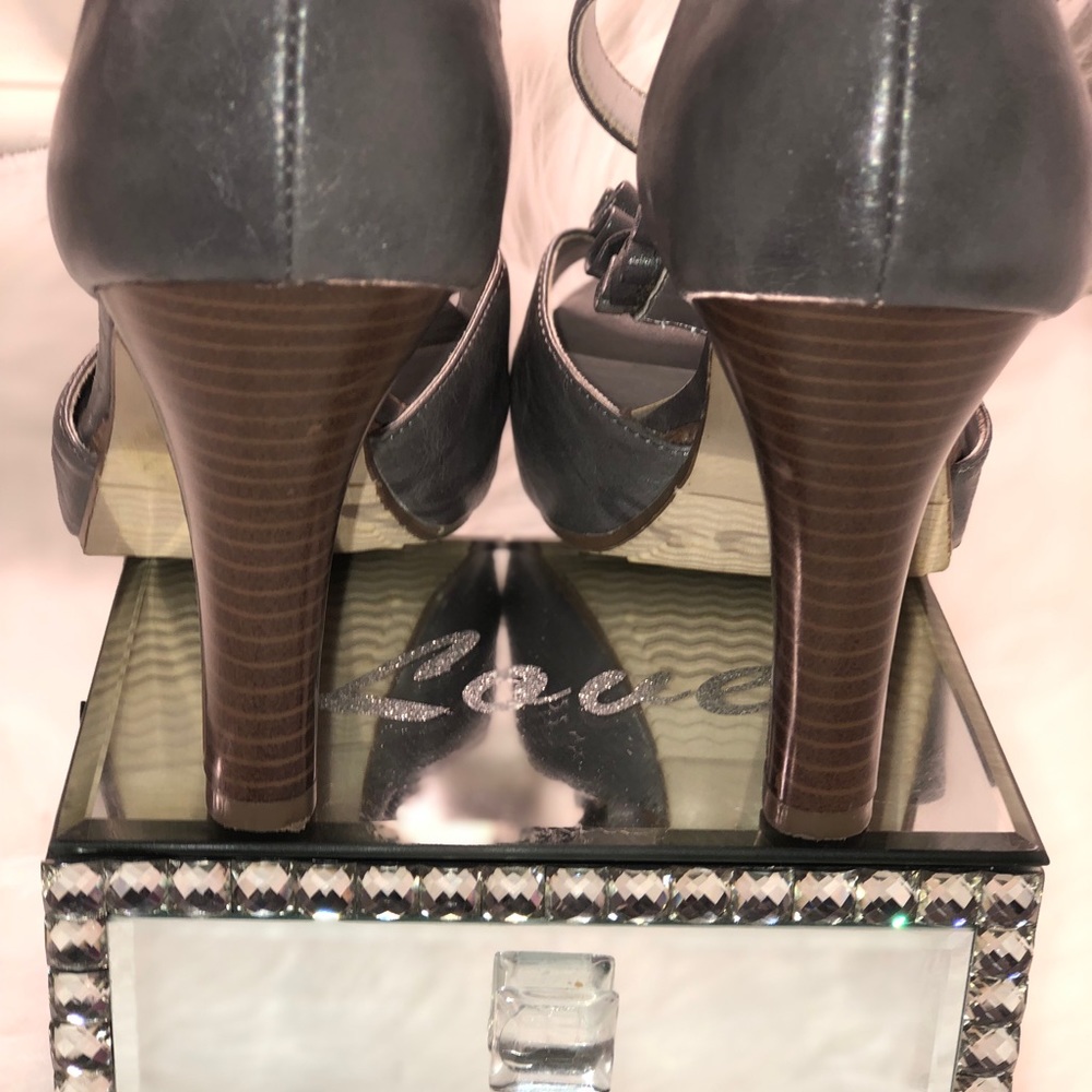 Heels - Picture 4 of 6
